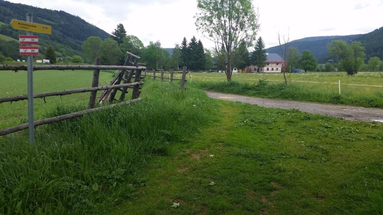 Gehen Sie rechts, über kleine Brücke 