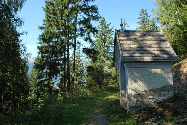 Rechts nach der Kapelle