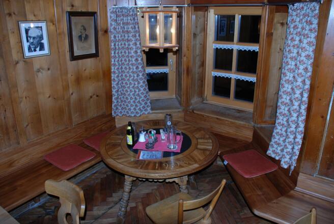 05 Am gemütlichen Erker in der Tübinger Hütte