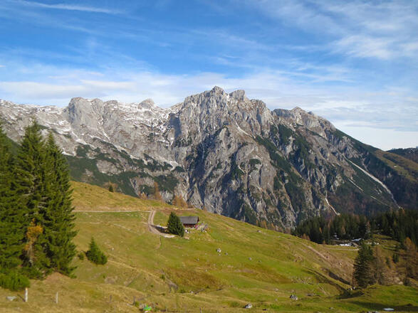 Blick auf die Elmaualm vom "Tanzboden" aus.