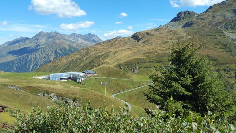 Blick zur Hochalpila Bahn Talstation / Bergstation Grasjoch Bahn