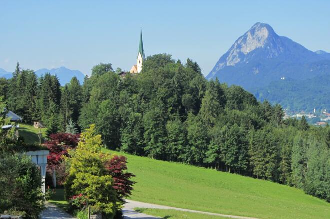 Nikolauskircherl, hinten der Pendling