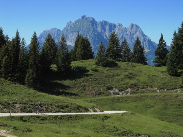 Die Höhe ist erreicht, im Hintergrund der Wilde Kaiser