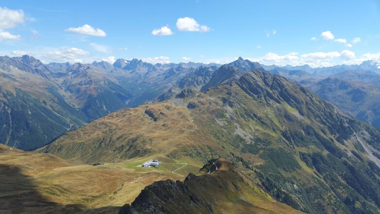 Blick Richtung Verwall mit der Grasjoch Hütte
