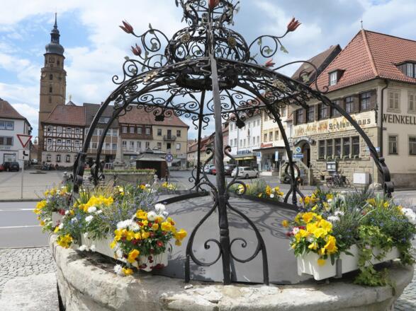 BAd Königshofen - Marktplatz und Brunnen