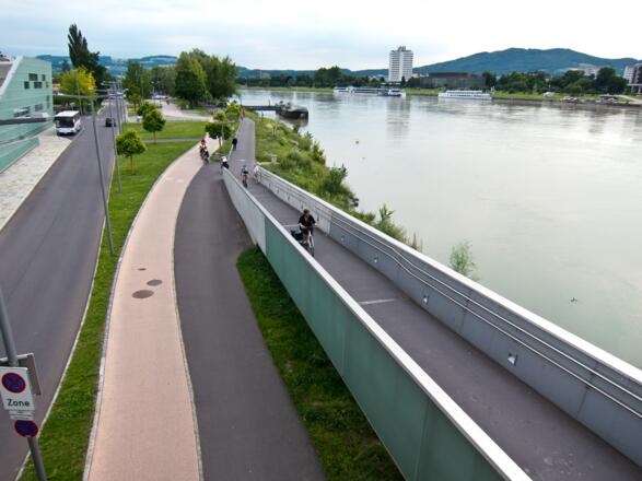 Donau beim Ars Electronica Center Linz