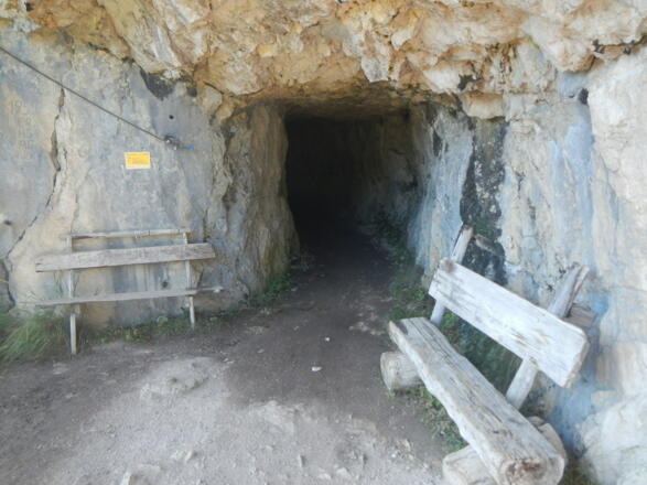 Tunnel durch Felswand