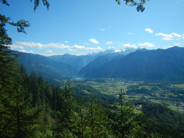Ausblick auf den Hallstätter See mit den umliegenden Bergen
