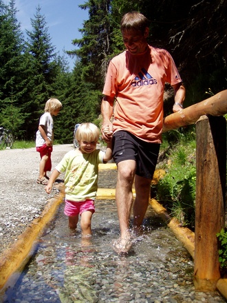 Entlang des Wanderweges befindet sich eine Kneippanlage