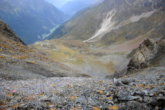 Tiefblick zu den Luibisböden vom Weg Luibisscharte - Sandjoch