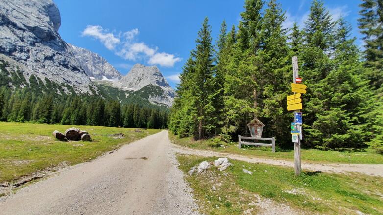 breiter Wanderweg durch das Gaistal