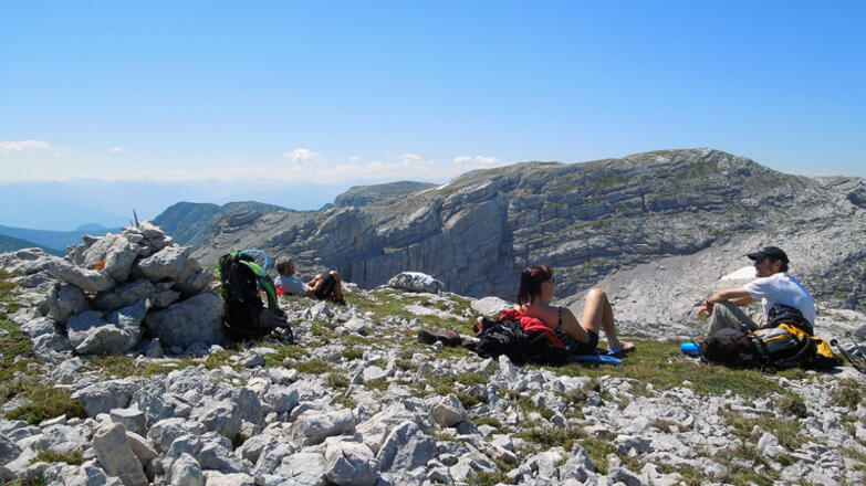 Am Gipfel des Mitterbergs – Blick auf den Großen Kraxenberg