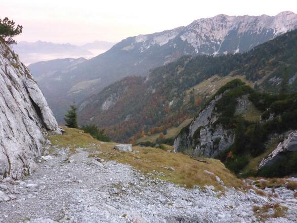 Das schottrige Plateau vor dem Einstieg