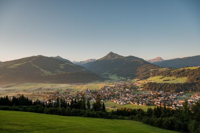 Blick von der Runde auf Altenmarkt und den Lackenkogel