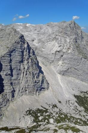 Die Mitterberg-Südwand unter dem „Aussichtsbalkon“ (links) und der Hochplanberg (rechts)