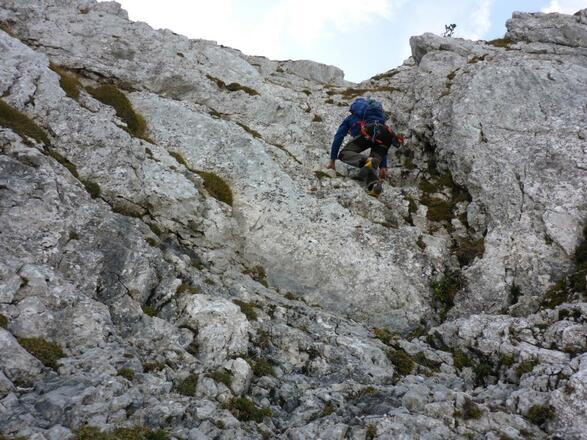 Kurze Kletterstellen im Gehgelände nach der 5. Seillänge