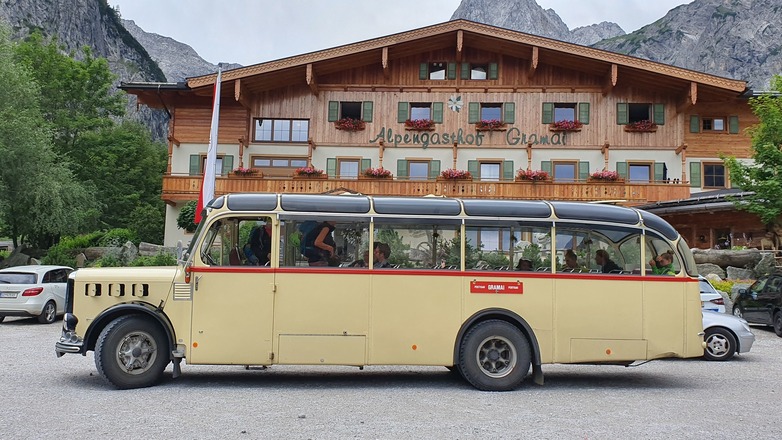 Gramaialm mit Nostalgiebus