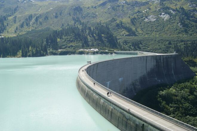 Kopssee mit geschwungener Staumauer
