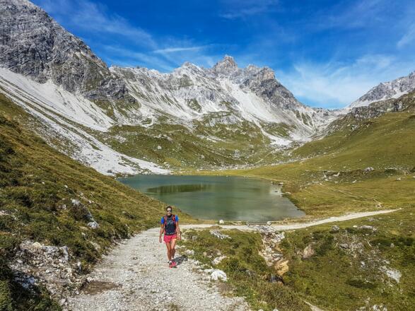 Zaunersee. Rechts auf einer Anhöhe die Franz-Fischer-Hütte.