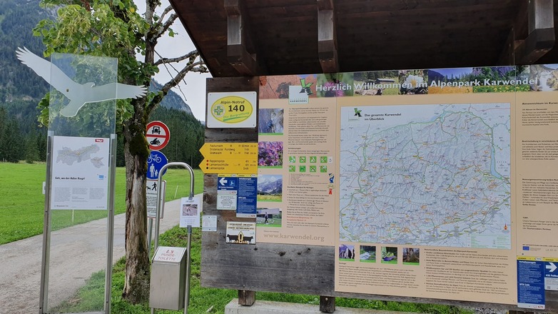 Hinweistafel Wanderstart Parkplatz Karwendeltäler Pertisau