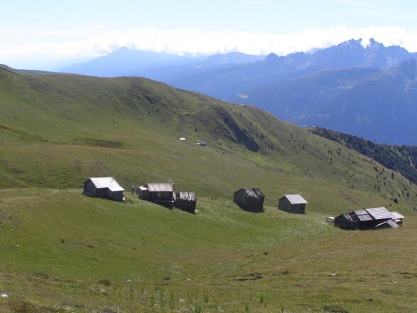 Die Kutteschupfen - Hüttenensemble unterhalb des Golzentipp