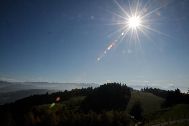 Blick vom Pfänder nach Südosten mit der Silhouette der Bregenzerwälder Berge im Hintergrund.