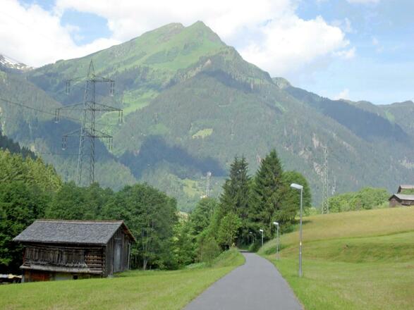Rad- und Wanderweg auf der alten Bahntrasse