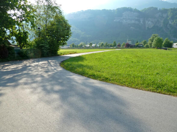 Auf dem Weg zum Radweg entlang der Bahnschienen