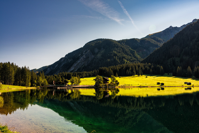 Blick über den See zum Gasthof