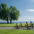 Die Familie geniesst die schöne Strecke auf dem Bodensee-Radweg