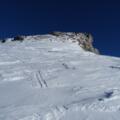 Erstmals in der Sonne auf dem breiten Gipfelrücken. Hinten ist bereits das Gipfelkreuz zu erkennen.