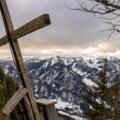 Schiefes Gipfelkreuz am Eisenberg.