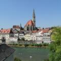 Die Stadtpfarrkiche Steyr inmitten der Steyrer Altstadt.