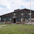 Die Christophorushütte am Feuerkogel (rechts hinter der Hütte befindet sich eine Kapelle).