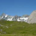 kurz nach der Glorerhütte beim Wegweiser öffnet sich der Blick zum Großglockner und rechts das Schwerteck an dessen Fuße die Salmhütte zu sehen ist
