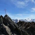 Nur ein kleines, einfaches Gipfelkreuz ziert den V. Brochkogel.