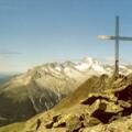 Gipfelkreuz des Weißen Beils, im Hintergrund der Hochgall