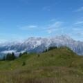Entlang des Kammes zurück zum Ausgangspunkt. Immer im Blick: Die Leoganger Steinberge mit dem Birnhorn (2634m)