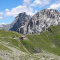 Innsbrucker Hütte von der anderen Seite mit Kalkwand &amp; Ilmspitze rechts im Hintergrund