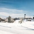 Sulzberg mit Winterwanderweg und Kirche