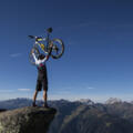 Biker beim Gipfelsieg 