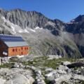 Die Barmer Hütte; re. das Rosshorn, oberhalb der Hütte ein Teil der Patscher Schneid