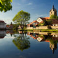 Werraspiegelung mit St.-Bartholomäus-Kirche Themar