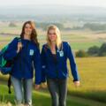 Frauen wandern zum Rastplatz Moosleiten-Lanzenberg