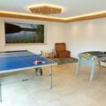 Spieleecke mit Tischtennis und Tischkicker