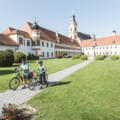 Ein-Besuch-mit-dem-Rad-im-Stift-Reichersberg-am-Inn_Ober%c3%b6sterreichTourismusGmbH_MoritzAblinger_NEU