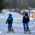 Kinder beim Aufstieg Rodelbahn Höllenstein Münster in Tirol