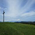 Nun endlich das 3. Gipfelkreuz des Hirschberges mit Blick auf den Pfänder