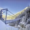 Hängebrücke im Winter
