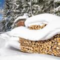 Holzstapel unter Schneehaube